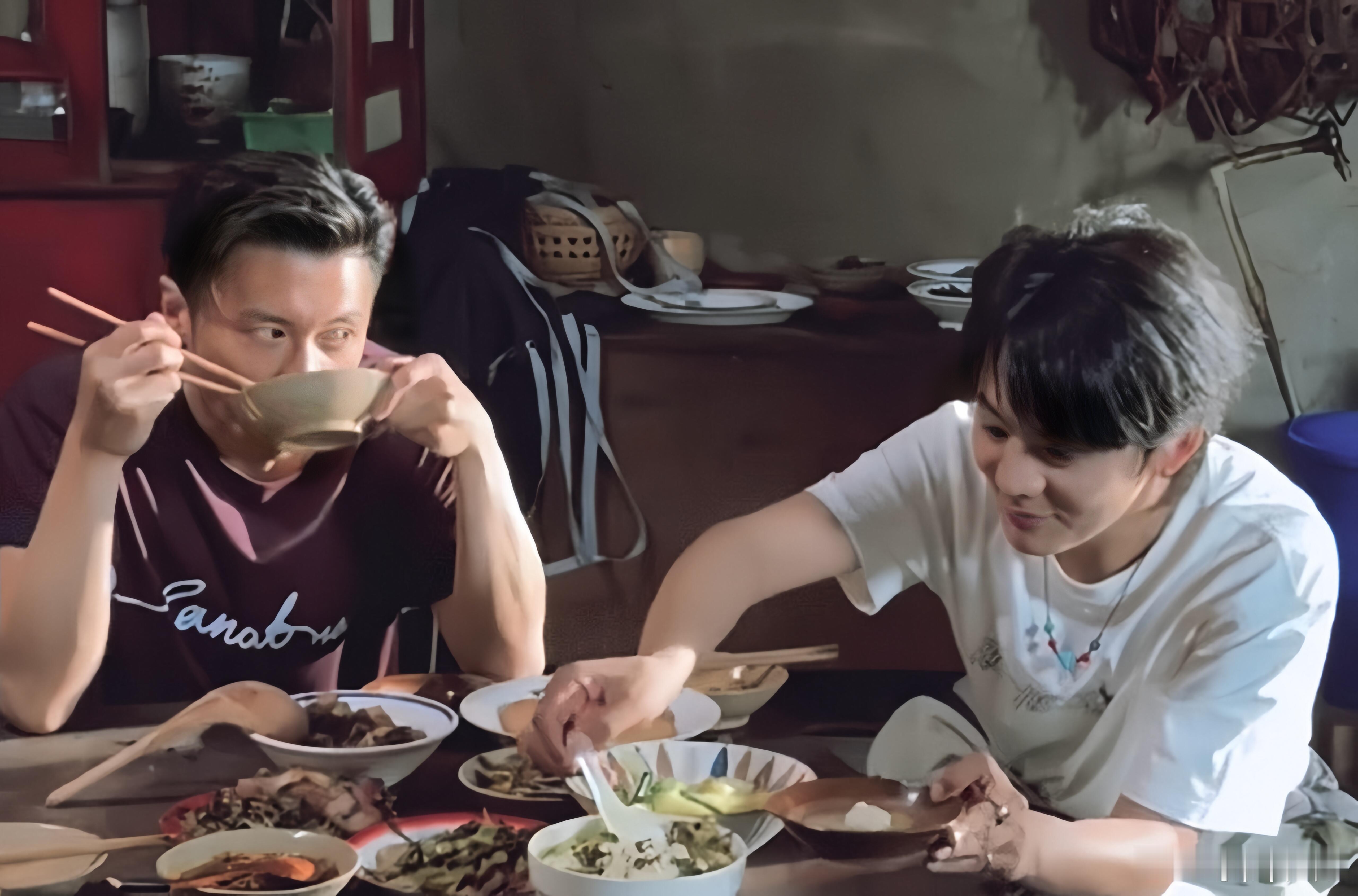 给谢霆锋一点猪屁股震撼见过被美食硬控的帅哥吗？谢霆锋在甘孜村民家被一块“猪屁股”