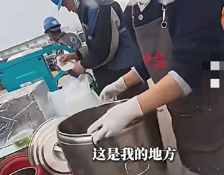 近日，山东一名00后小伙在工地门口售卖10元一份的卤肉饭，旁边卖饭的一女子称这是