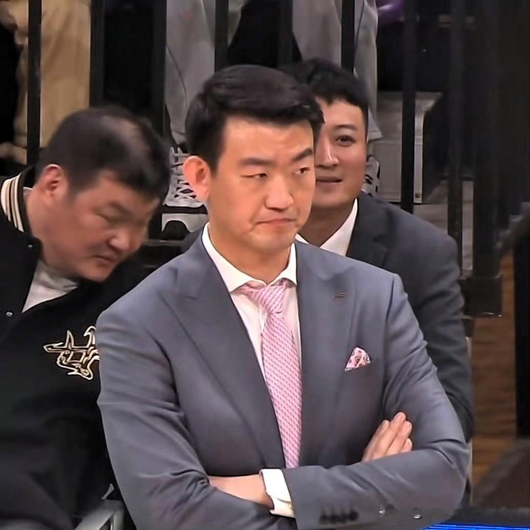 cba冠军教头王博在沈阳被“双杀”，常规赛16分输球，潜力赛10分再败，杨鸣赛后