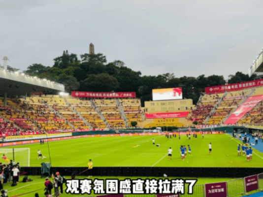 广州全国首创球场机器人送餐粤超现场太震撼！机器人送餐直达看台，观众直呼“好犀利”