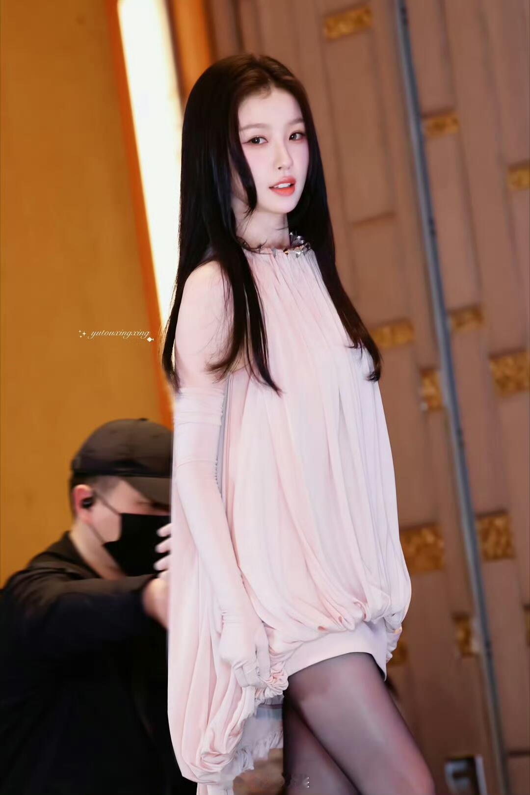 最先映入眼帘的是姐姐的黑丝大长腿 