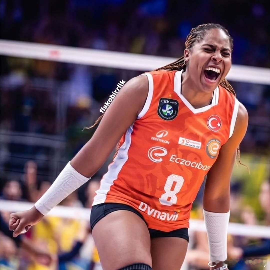 土耳其伊萨奇巴希队的球迷们正翘首以盼，希望下一赛季阵容中能迎来主攻手安娜·克里斯