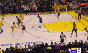 库里抢断反击“1打0”上演搞笑画面！
北京时间2月23日，勇士与湖人的比赛进行至