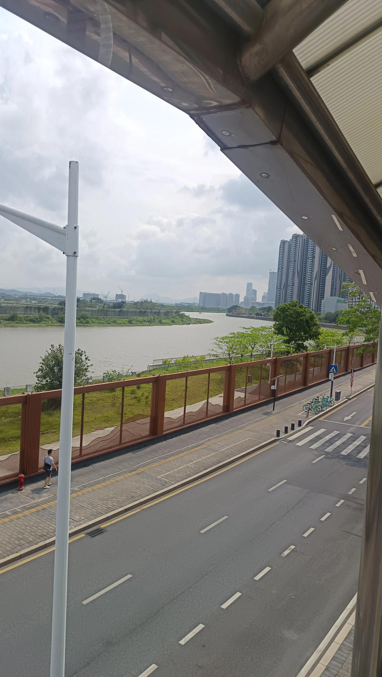 好久没来这里了，这里是深圳河，对岸就是香港了，河面不宽，六十多米宽，，，
河水挺