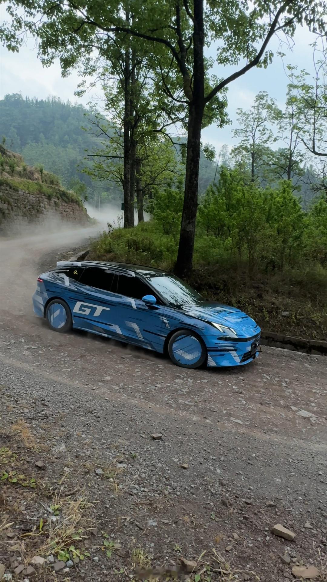 贵州晴隆二十四道拐可不是随便能驾驭的，偶遇一台伪装新车在这里反复试炼。连续急弯、