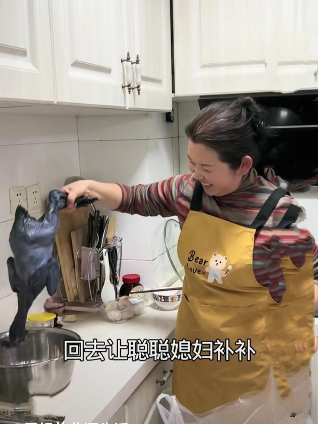 “富婆”二霞开着豪车“荣归故里”，这次回去，主要是为了参加傻大妮孙子的满月宴。