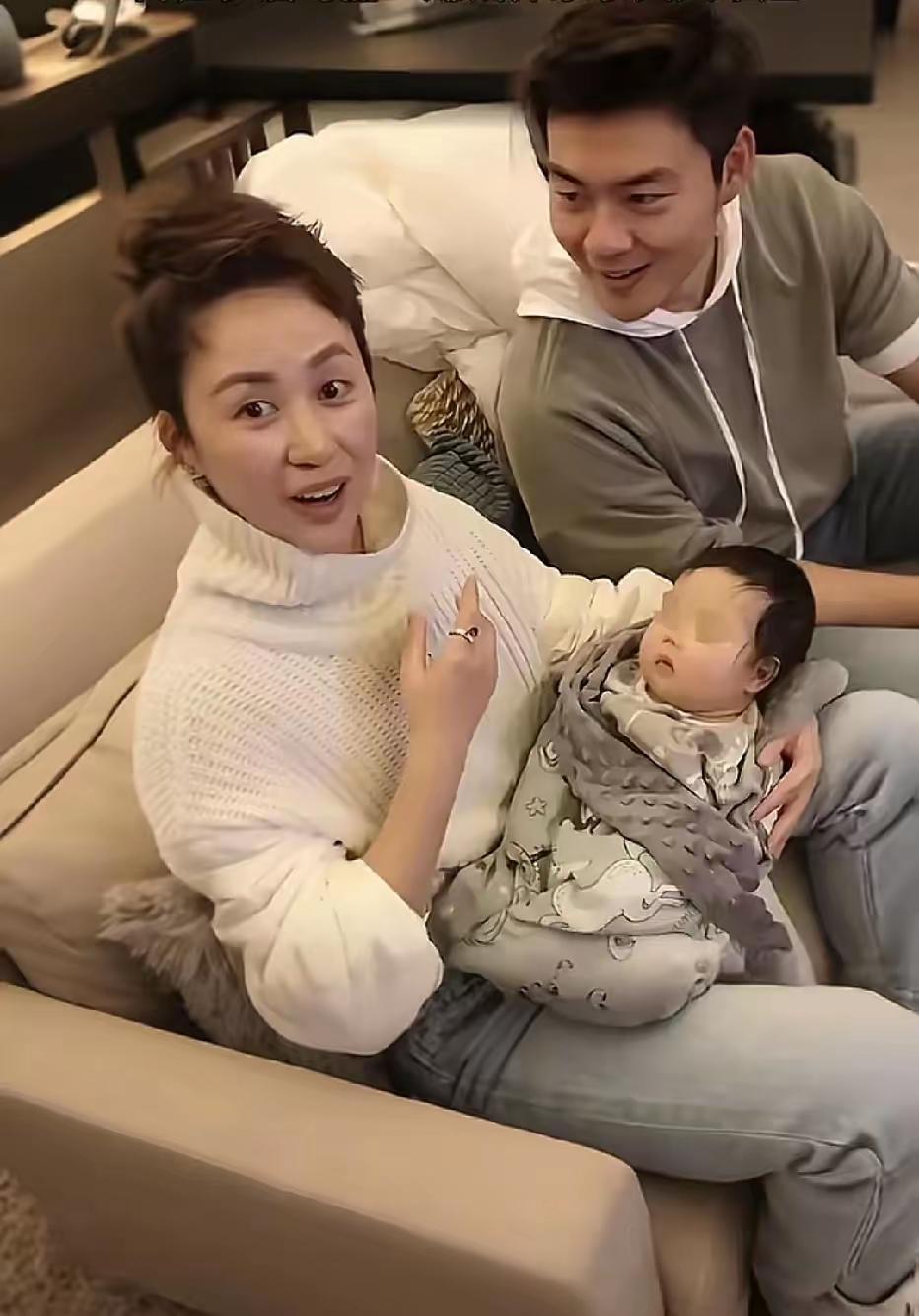 马丽幸福的一家三口，马丽负责赚钱养家，小丈夫负责在家带娃…