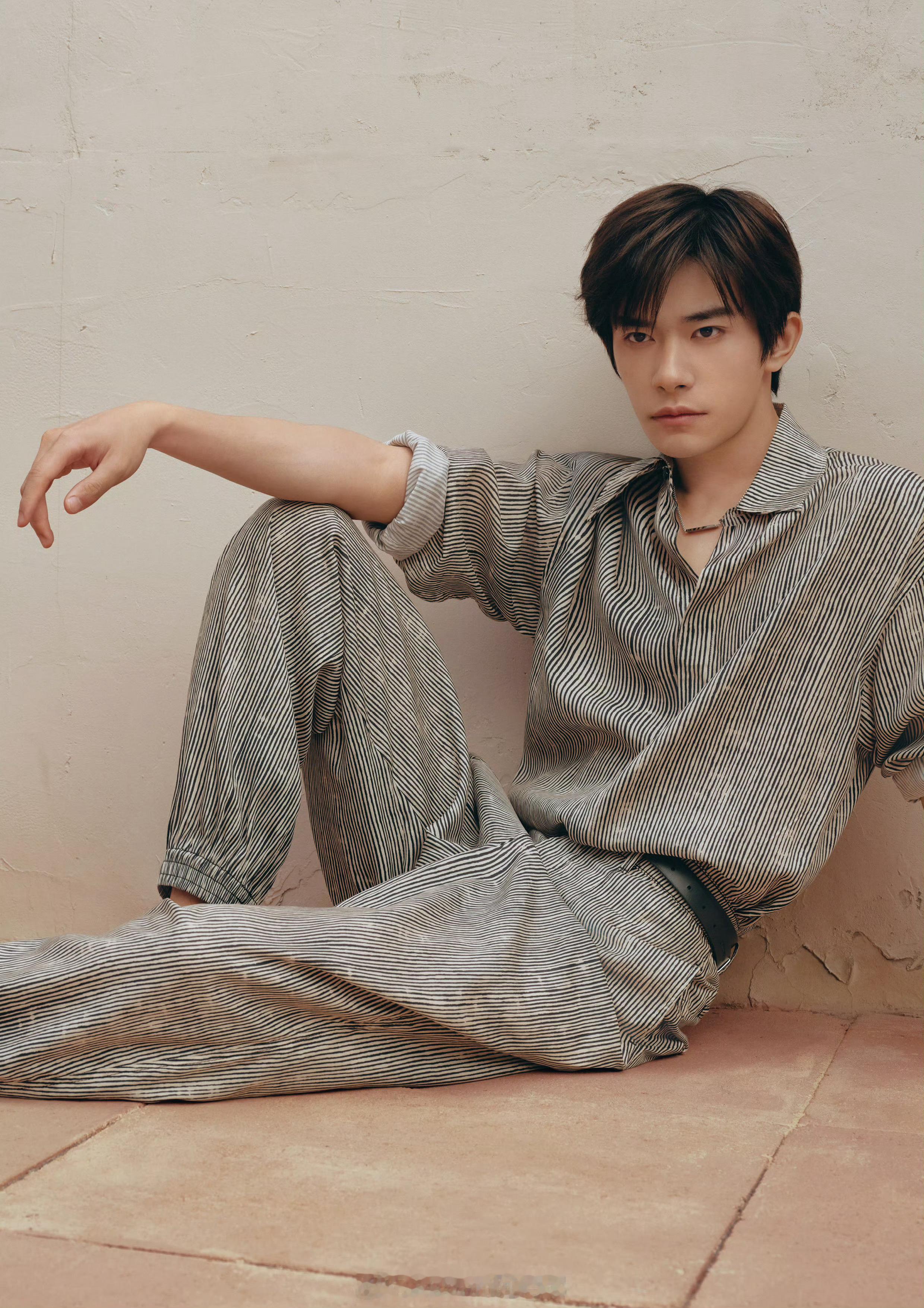 都市格调与异域灵感交汇，与 Emporio Armani 全球形象代言人共同感受