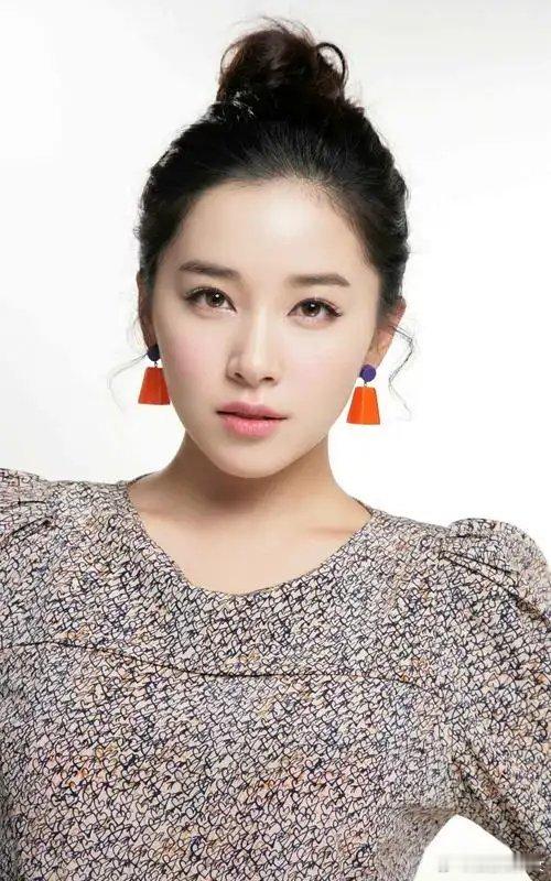 阚清子自荐上歌手阚清子5月15日微博大胆自荐加盟《歌手2026》，引发广泛关注。