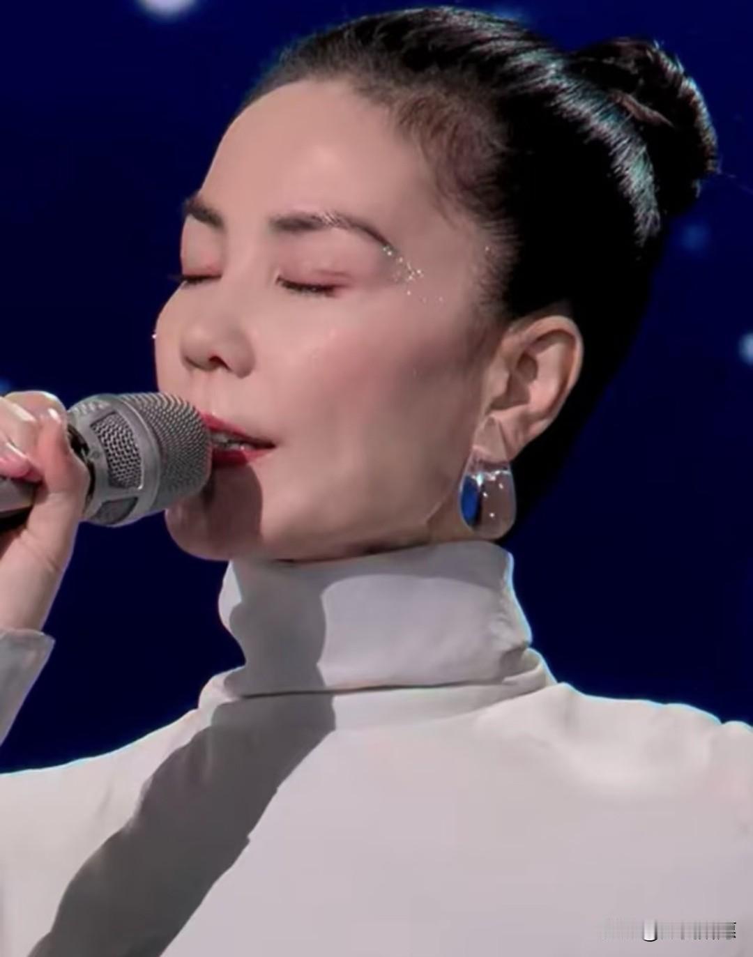 以前看王菲春晚，
是等着她“封神”；
今年看王菲春晚，是替她“捏把汗”。

本以