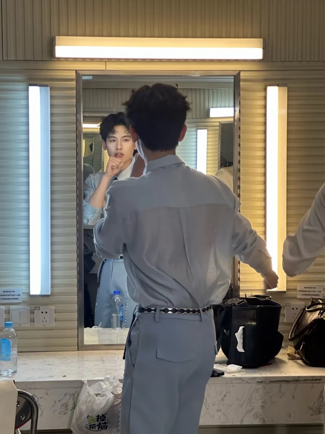 感觉小胡的胯好窄啊听说还不怎么长体毛！嬤嬤狂喜！ 