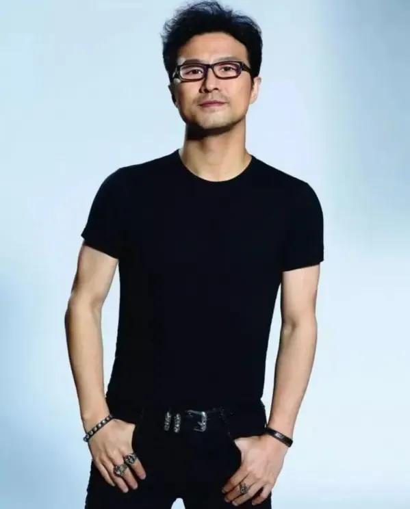 看出来了，森林北不是最后一个。她高攀汪峰了，所以根本管不住他。如果是章子怡在，汪