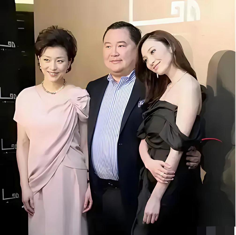 吴征这张合影，

越看越有嚼头！
左边是正牌夫人杨澜，端庄大气，往那一站就是国泰