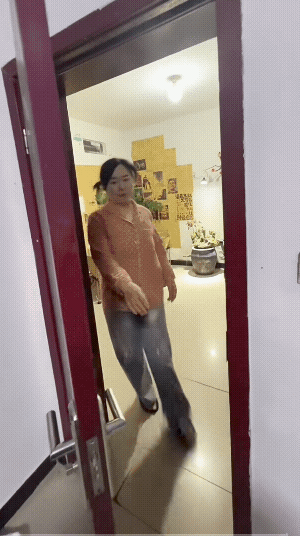 “鲁提辖”拳打“西门庆”，拳拳到肉。
你说！她的这男人得多抗揍吧！估计这样子打下