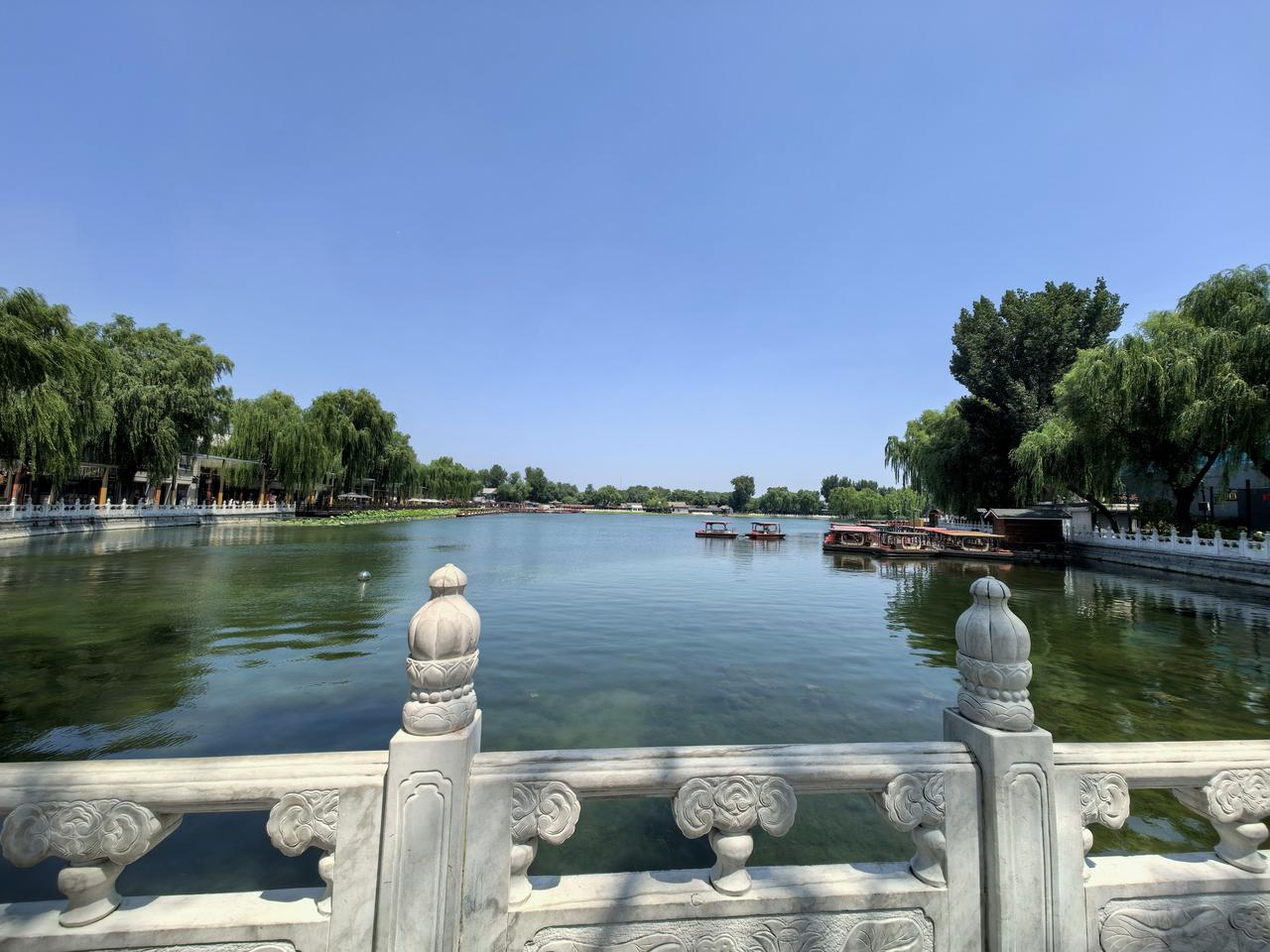 天气晴朗，出来走走。走着走着就到了什刹海。上一次游览什刹海已是几十年前的事了，如