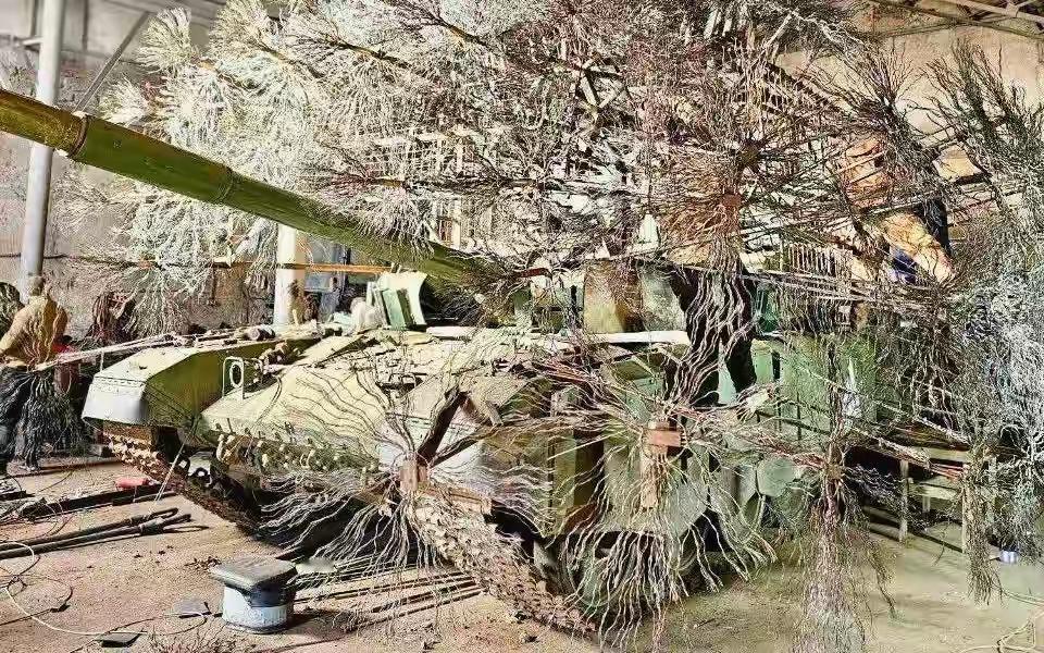 看看俄罗斯被乌克兰的无人机逼成啥样了？
现代战争，任何时候都不能轻视小小无人机的