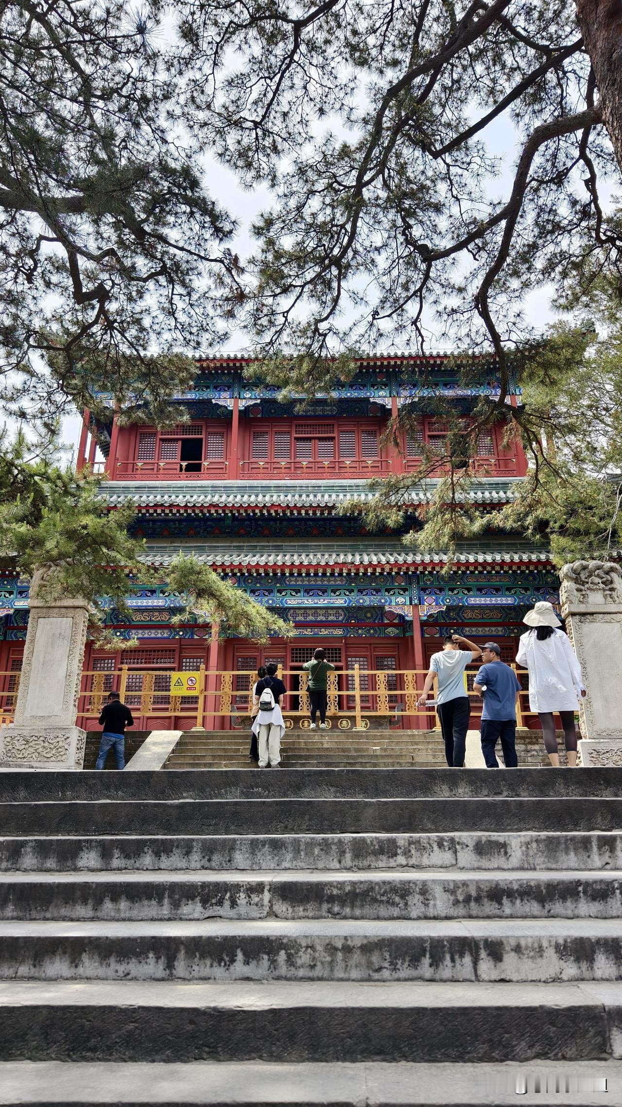 千年古刹戒台寺。昨天是五一假期的第一天，上午天气晴朗，温度适宜，非常想去郊野游玩