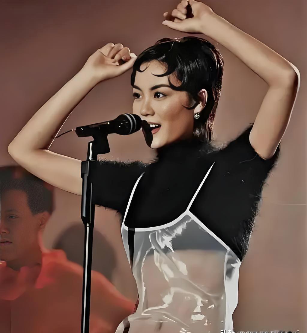 王菲的美，是一场持续三十年的精密合谋。
Tomas Chan在90年代用极简线条