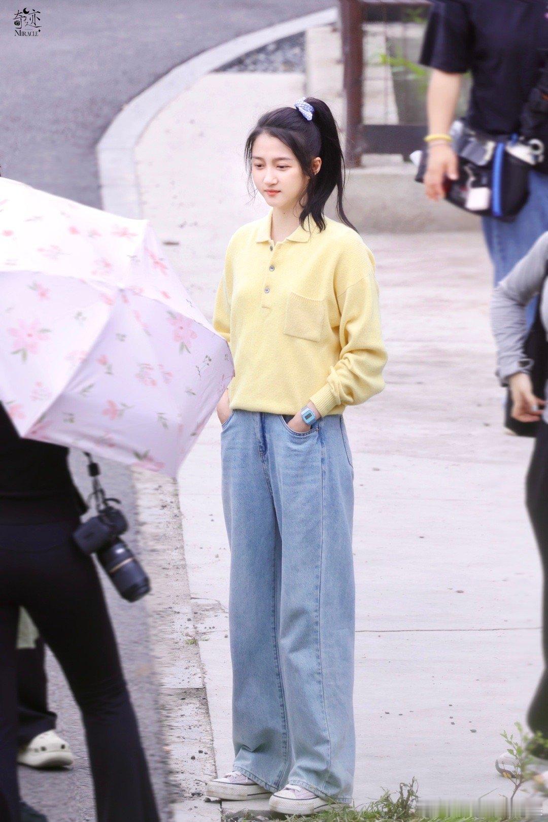 关晓彤怎么越来越发面了，看起来身材那么瘦 ​​​