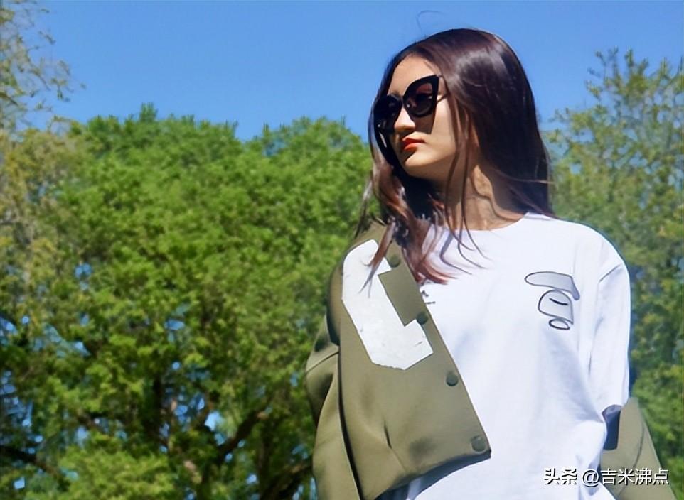 红衣丸子头成了老照片，当年说她“长残”的人忘了自己也早不是小孩，现在她连微博都不