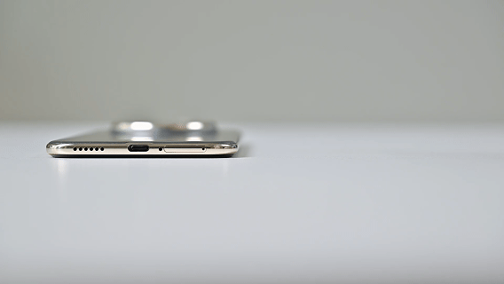 对比华为Mate70 Air和苹果iPhone Air，苹果是更薄一些，但是一想