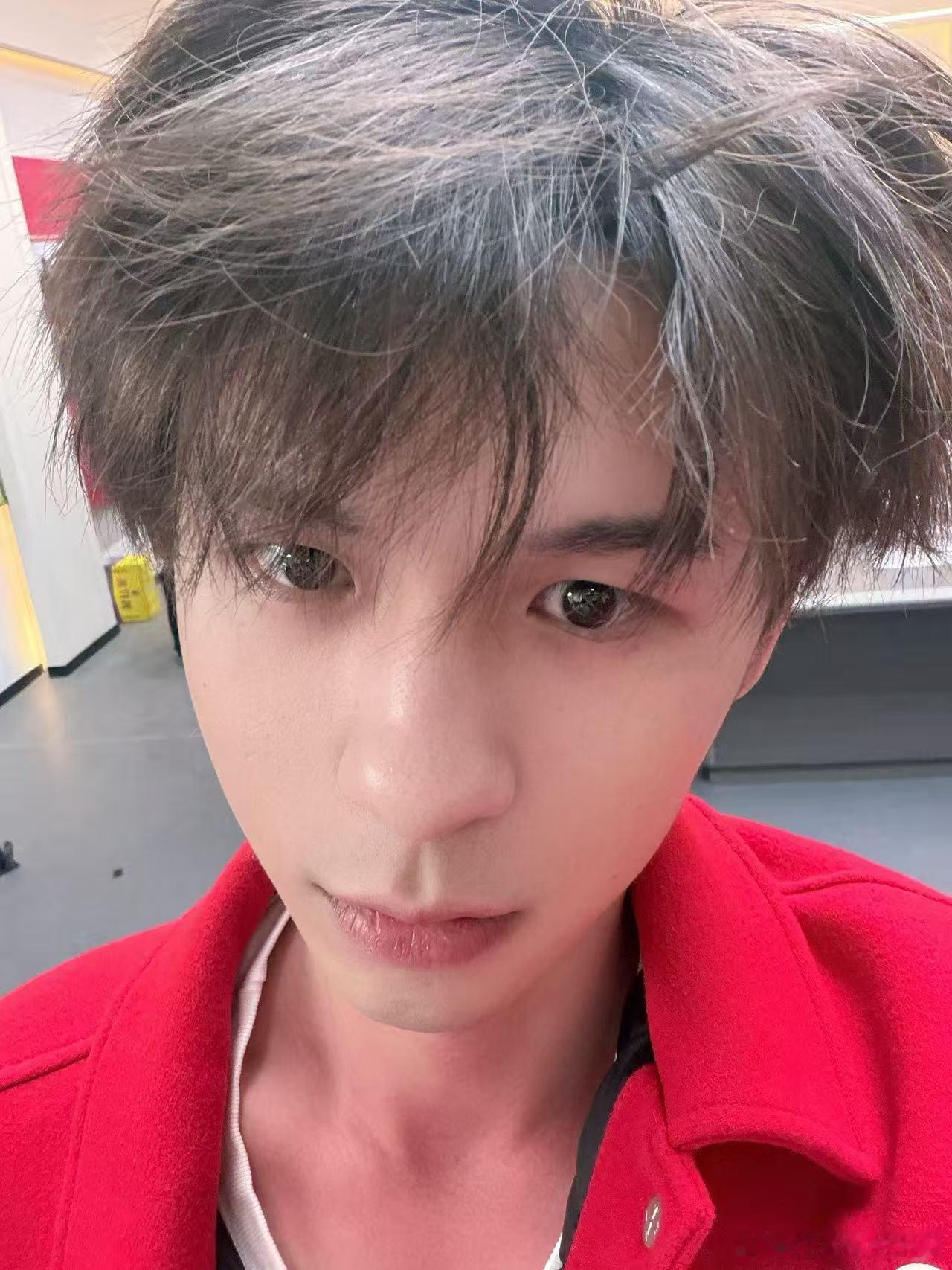 何浩楠上海录制天才厨人 何浩楠转战厨艺赛道，上海录制天才厨人，勤快人走到哪都发光