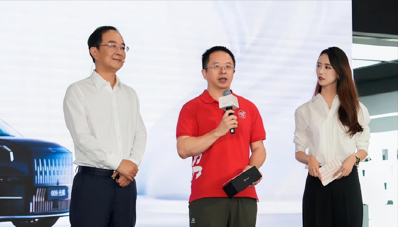 红衣大叔终于提车了！
今天极氪009光辉版交付仪式。
红衣大叔也出现在交付现场。