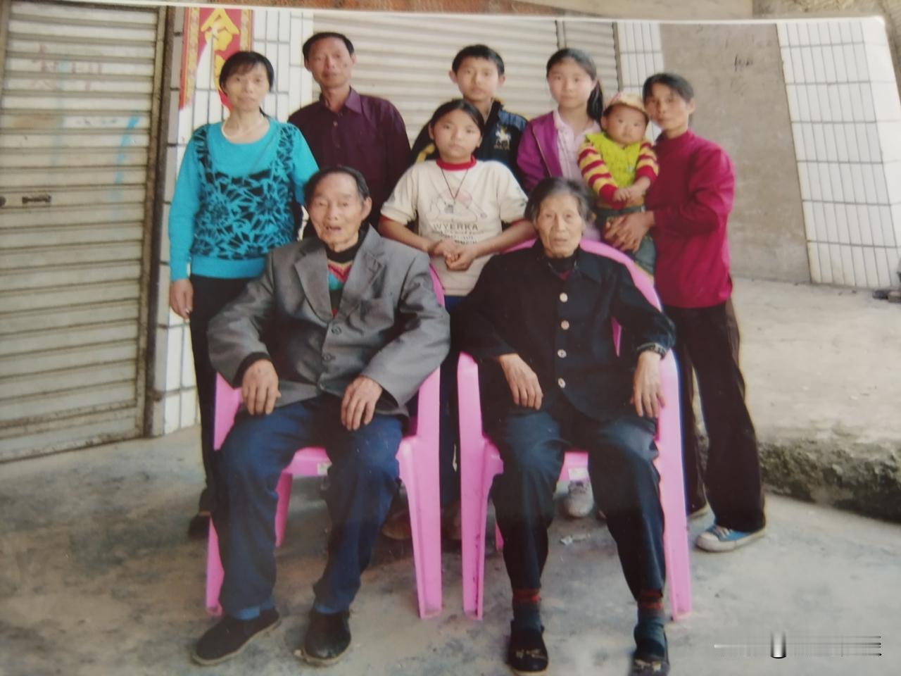 父亲退休回乡，一锄一榔头刨出来的家
 
父亲退休回到老家，心里最大的念想，就是要