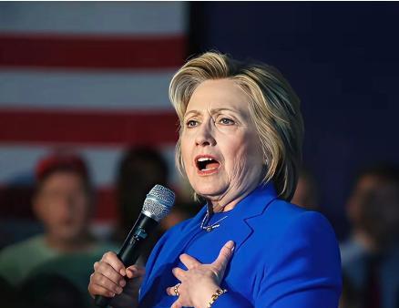 希拉里这回是真坐不住了，直接给特朗普扣了个“暗通俄罗斯”的大帽子，这两人从201