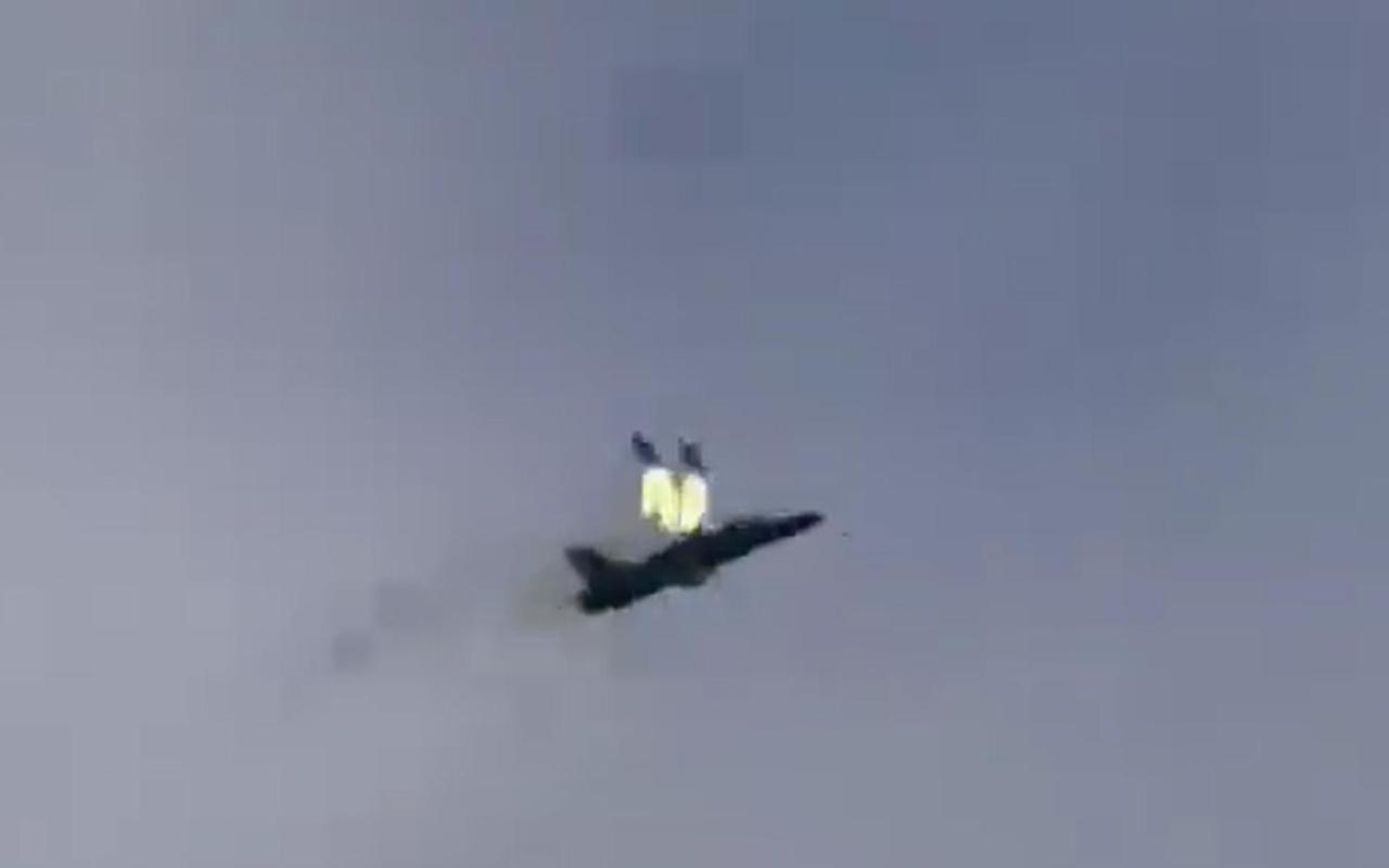 英国空军一架鹰式T2教练机坠毁，两名飞行员成功弹射仅受轻伤，该机专门用来培训战斗