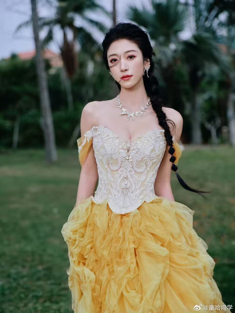 谁来管管短剧演员的出发图 王格格花海系列出发图走素雅简约路线，服饰搭配柔和清新，