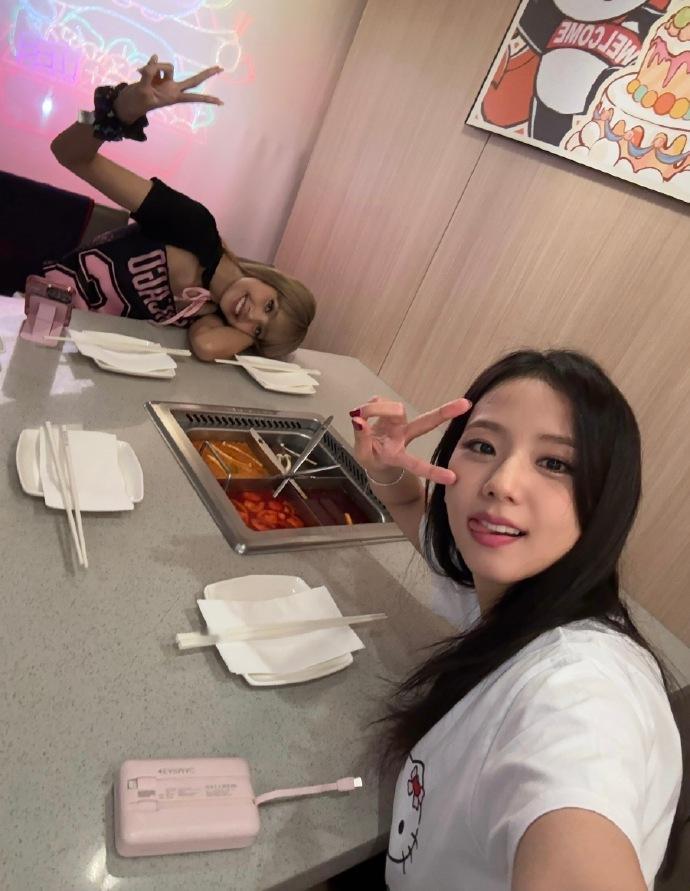 金智秀lisa在芝加哥吃火锅金智秀lisa芝加哥吃火锅 智秀分享芝加哥巡演日常，