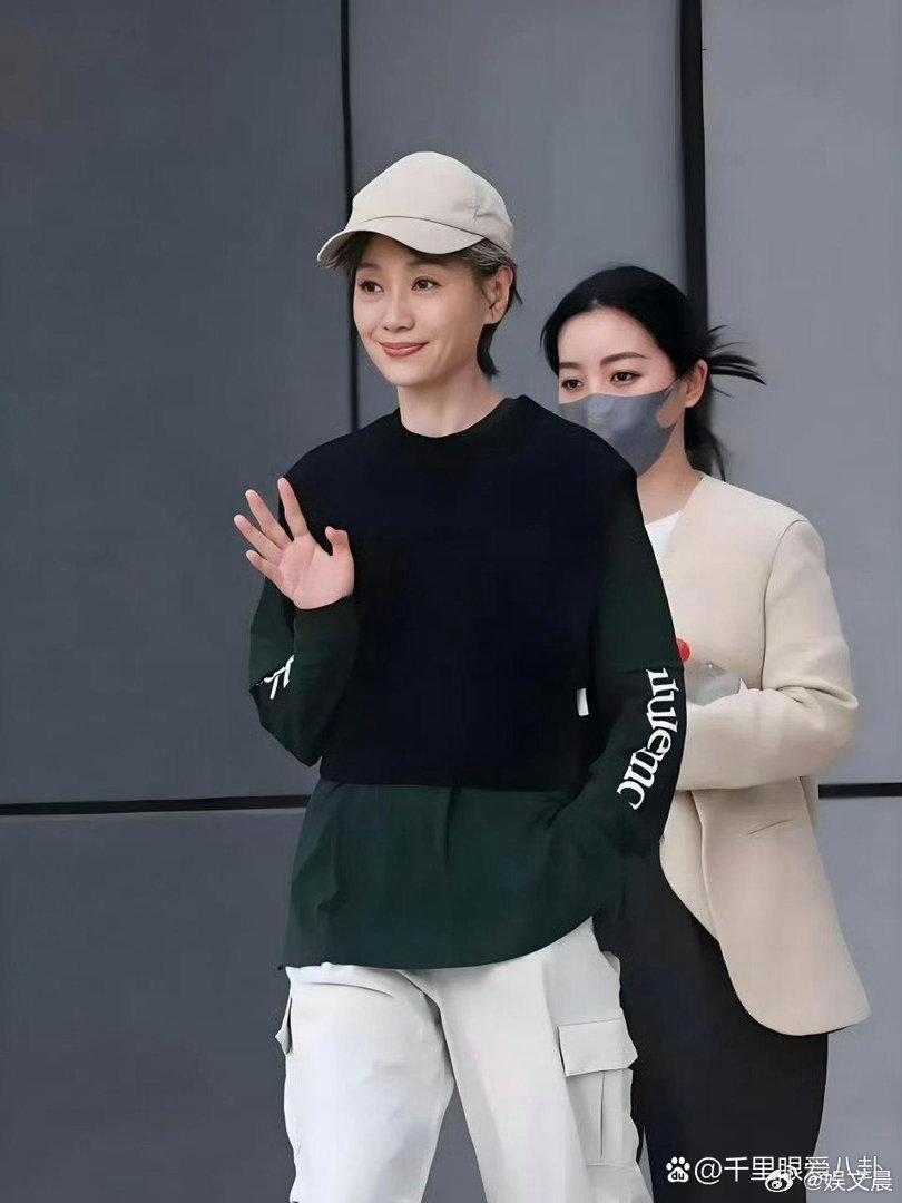 谁能想到这是63岁的叶童！状态好到离谱，说是23岁都完全有人信，也太冻龄了～ 