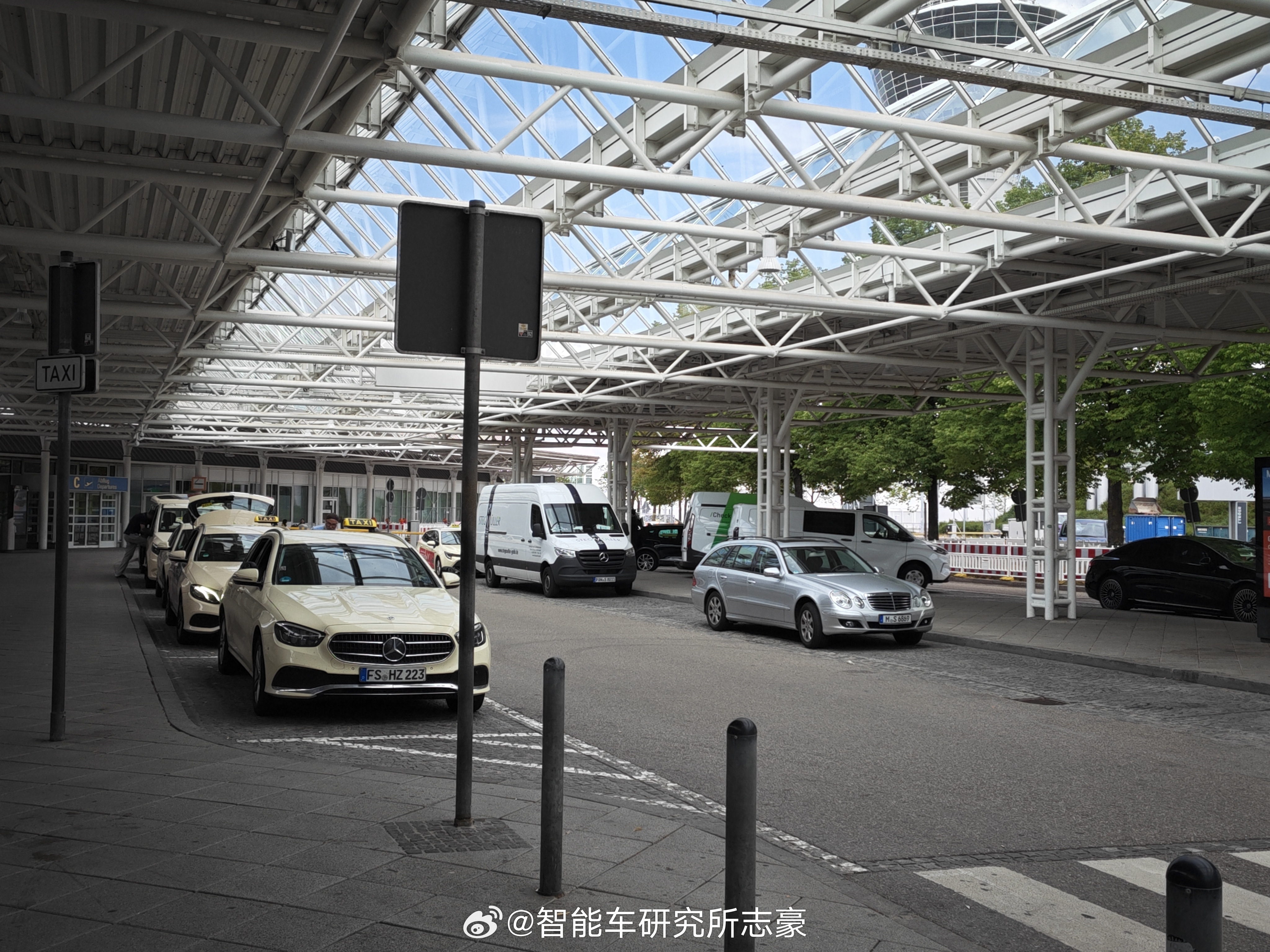 真的，一落地德国就是一堆奔驰 德国·慕尼黑国际机场