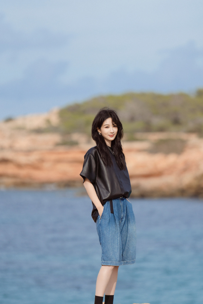 杨紫海边浪漫碎片plog  杨紫皮短袖牛仔裤look 杨紫的海边时光，短袖与牛仔