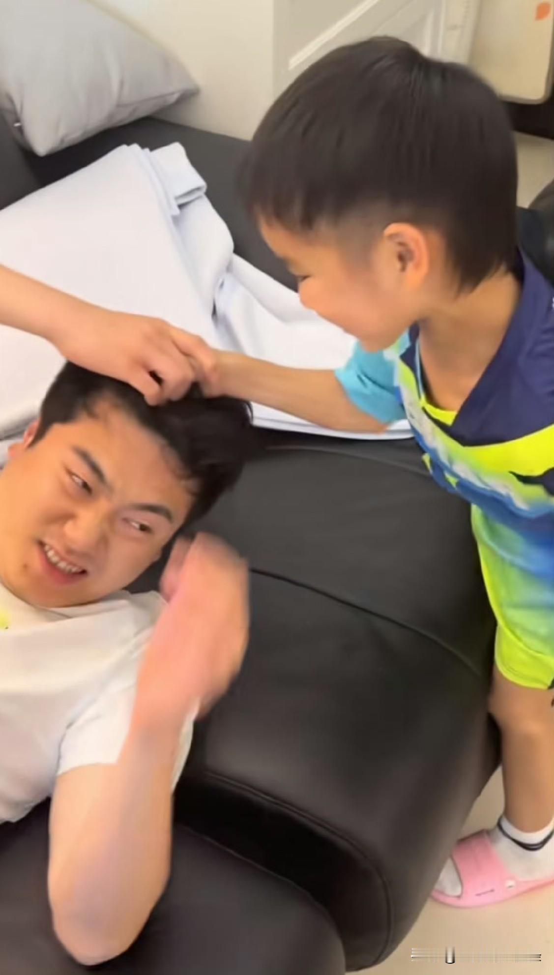 休息的代价，
梁靖崑不打比赛，
就要在家带娃。

看二宝把他头发揪得呲牙咧嘴的，