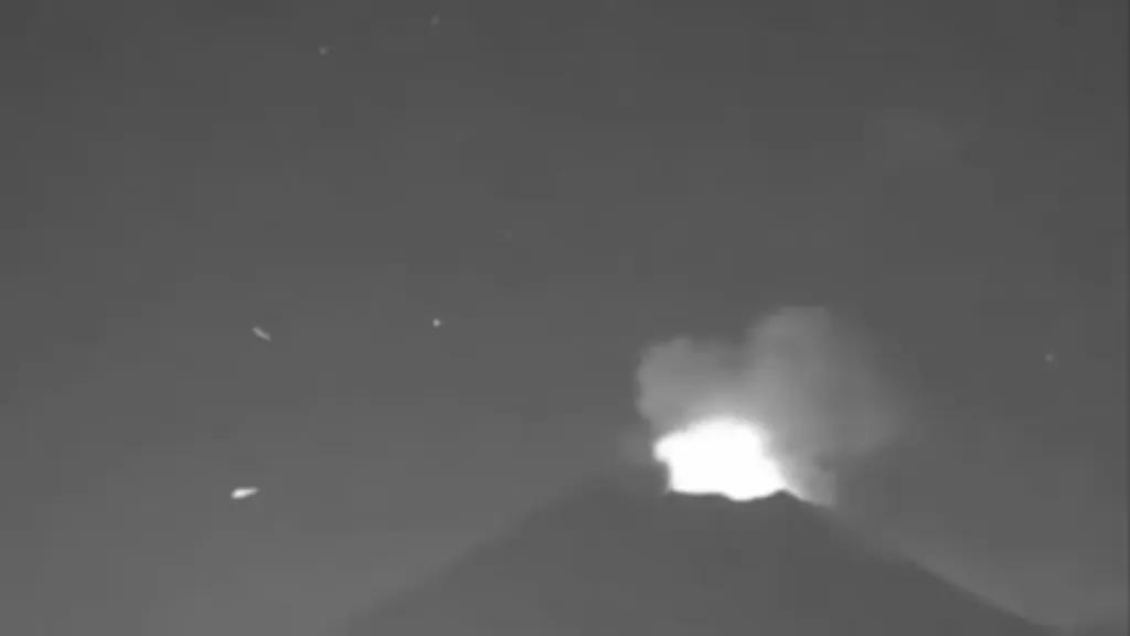 墨西哥火山口现“神秘光点”：专家归为自然现象，UFO调查者提出“虫洞入口”假说