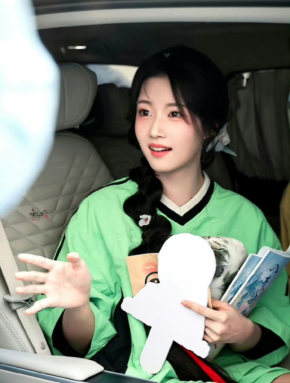 卢昱晓的造型终于开始回春了 ​​​