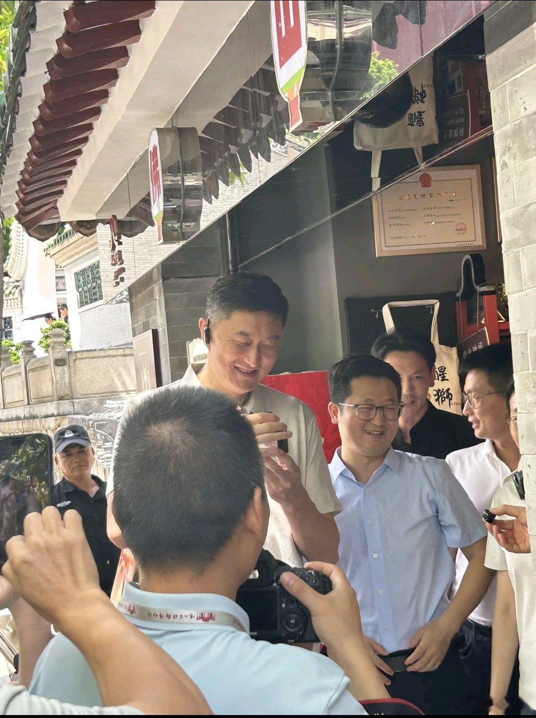杜书记长这样还有许多女颜粉，不太懂看重哪一点特长呢？杜峰