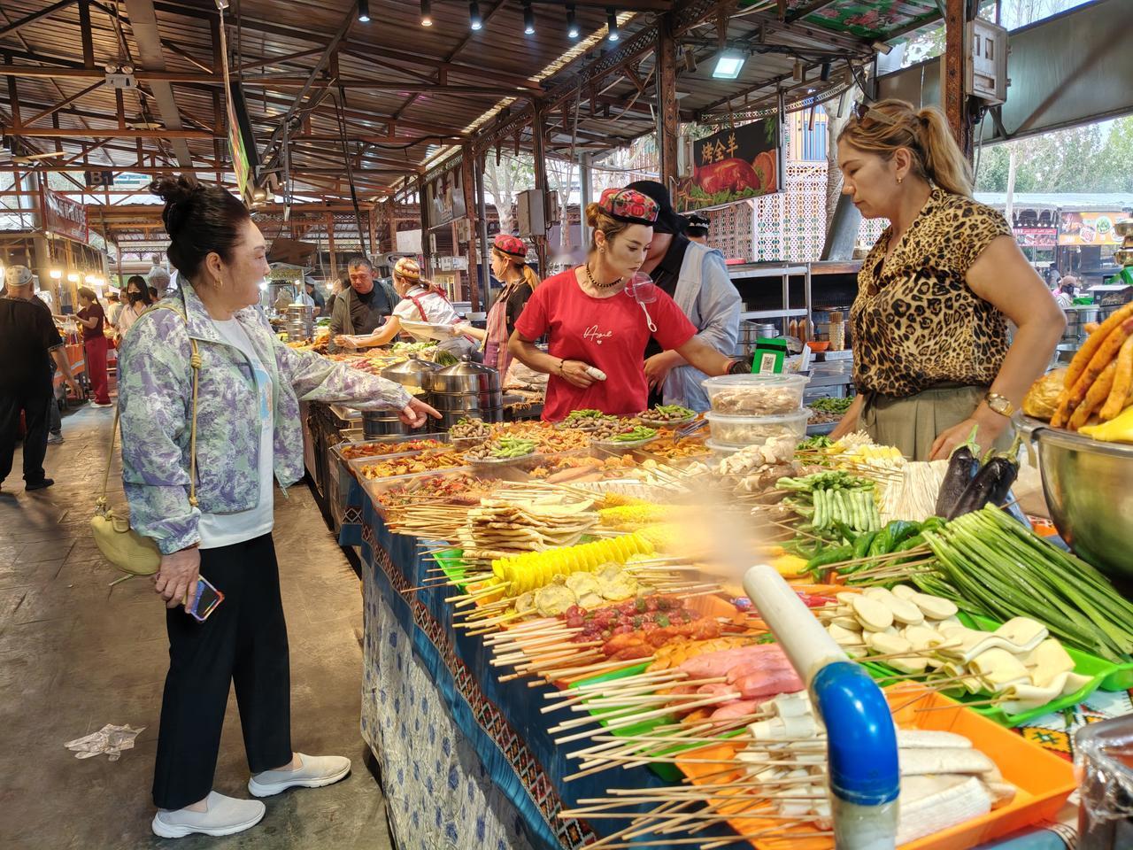 驻车阿克苏游客集散中心，就地露营啦。两百米开外就是热闹的大夜市，天色已晚，我们干