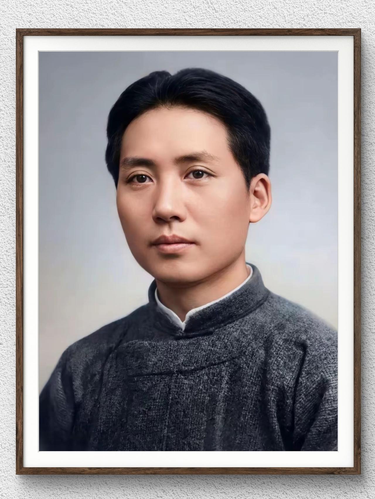 毛主席首先是心中装着人民，他是第一个喊人民万岁的人，他一生都是把人民奉为上帝，例