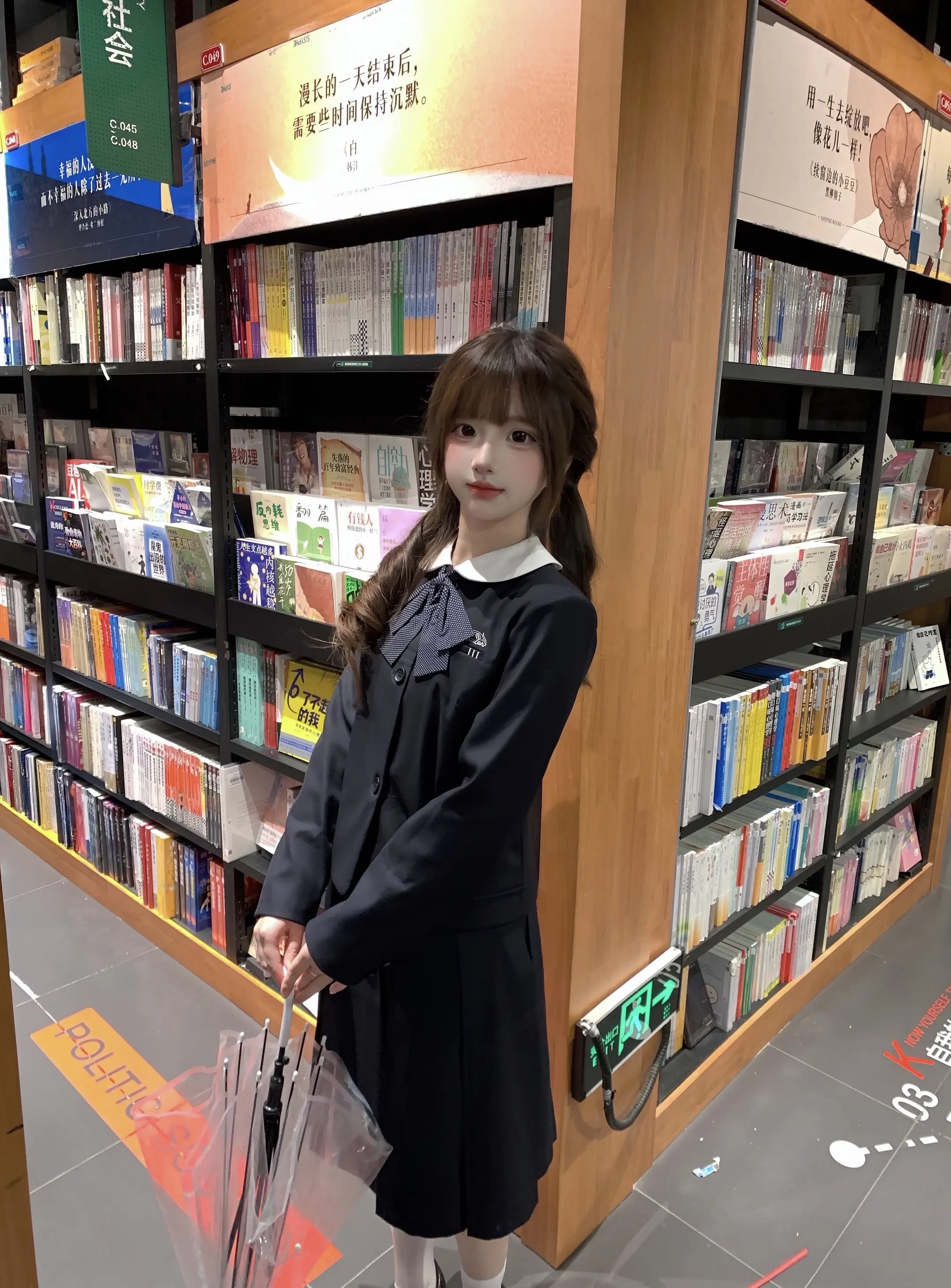 你的世界里只能有两件事 陪我和等我。