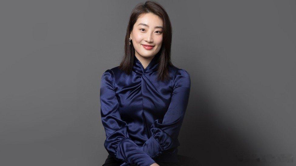 凤凰新闻【去掉娃哈哈，宗馥莉把自己名字印在了包装上】2026年5月21日，一家名