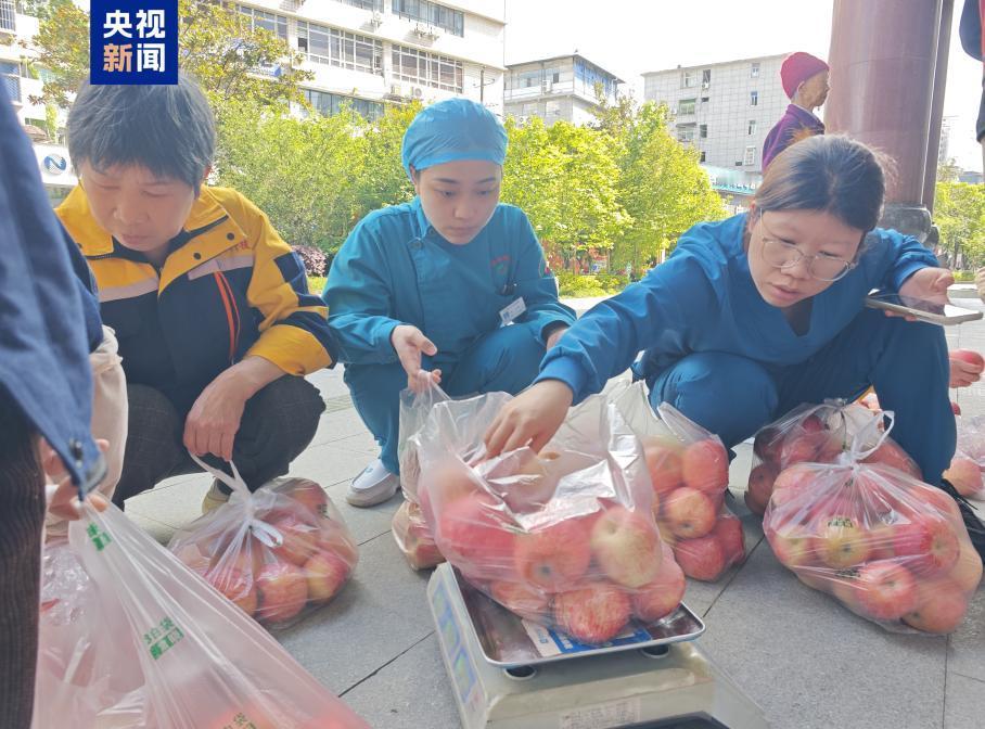 44岁的陕西男子吉某，怀揣着对生活的希望，从延安出发，载着满满一车8000斤苹果