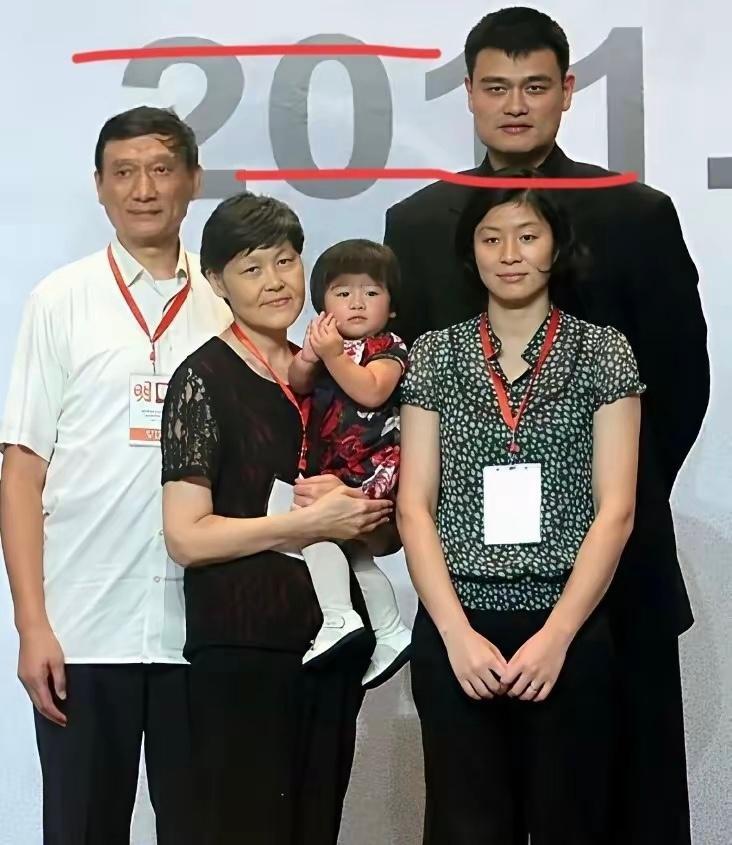 姚明跟家人的合影，就跟普通家庭一样，姚明的家人都很高大啊 