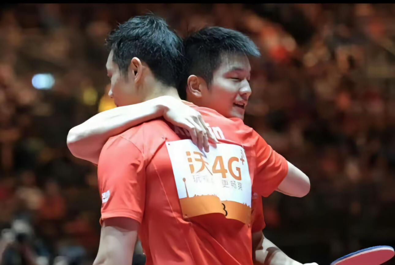 事实证明拥抱真的可以触发樊振东的闭眼技能萌化了。 