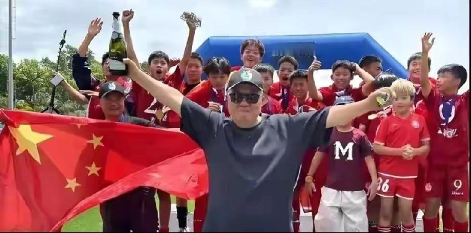 封神！12岁国足小将夺世界冠军，2.8万奖金全数交给妈妈看哭全网
 
     