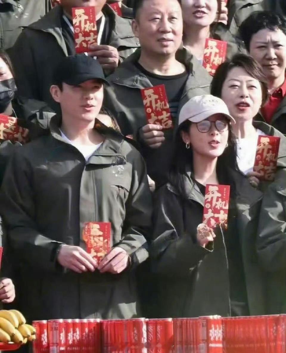 杨紫欧豪《玉兰花开君再来》开机大吉🔥 