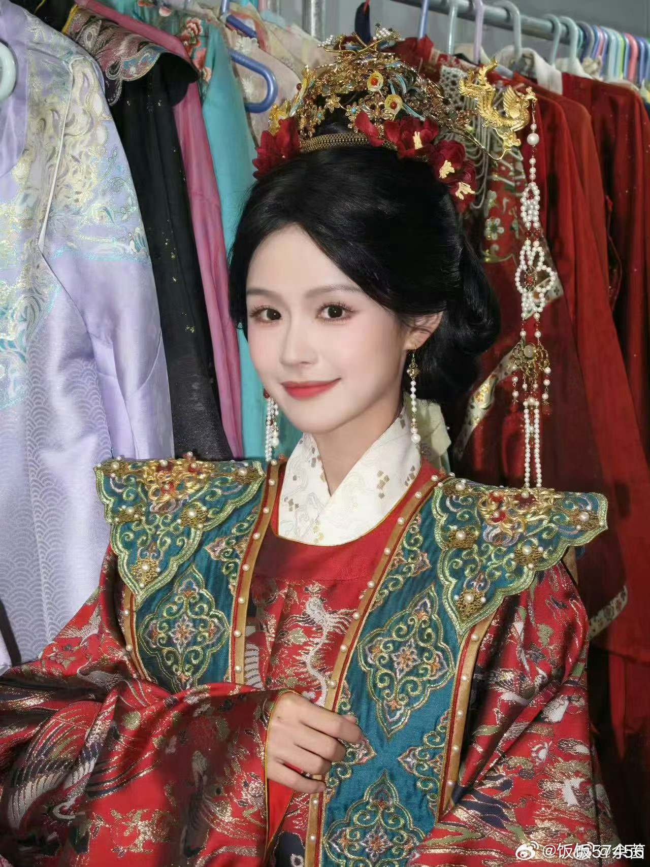 谁来管管短剧演员的出发图这哪里是普通出行记录照片，分明是成套时尚写真合集，布景穿