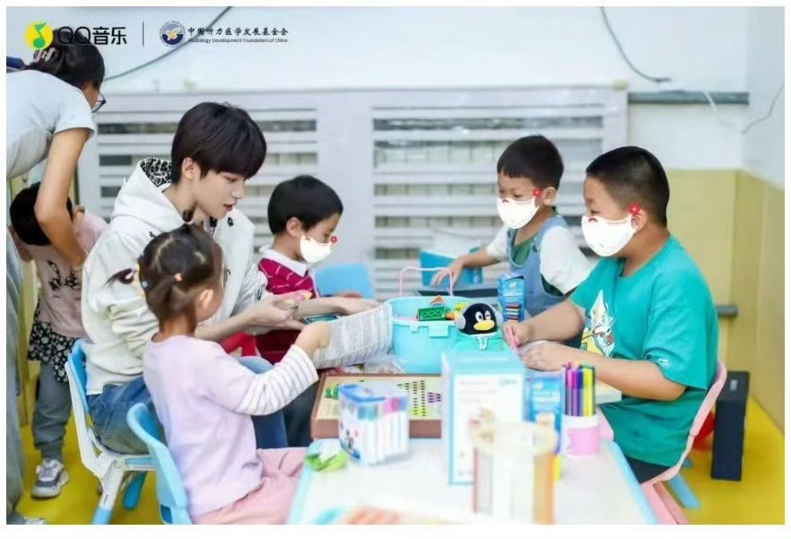 梓渝“益耳行动”公益照，传递爱心传递爱的新鲜梓渝~公益曲都听了吗[园丁][园丁]
